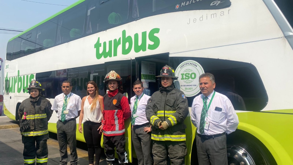 Bomberos de Chile se une a Turbus para trasladar voluntarios a la zona de los incendios forestales en el sur del país.